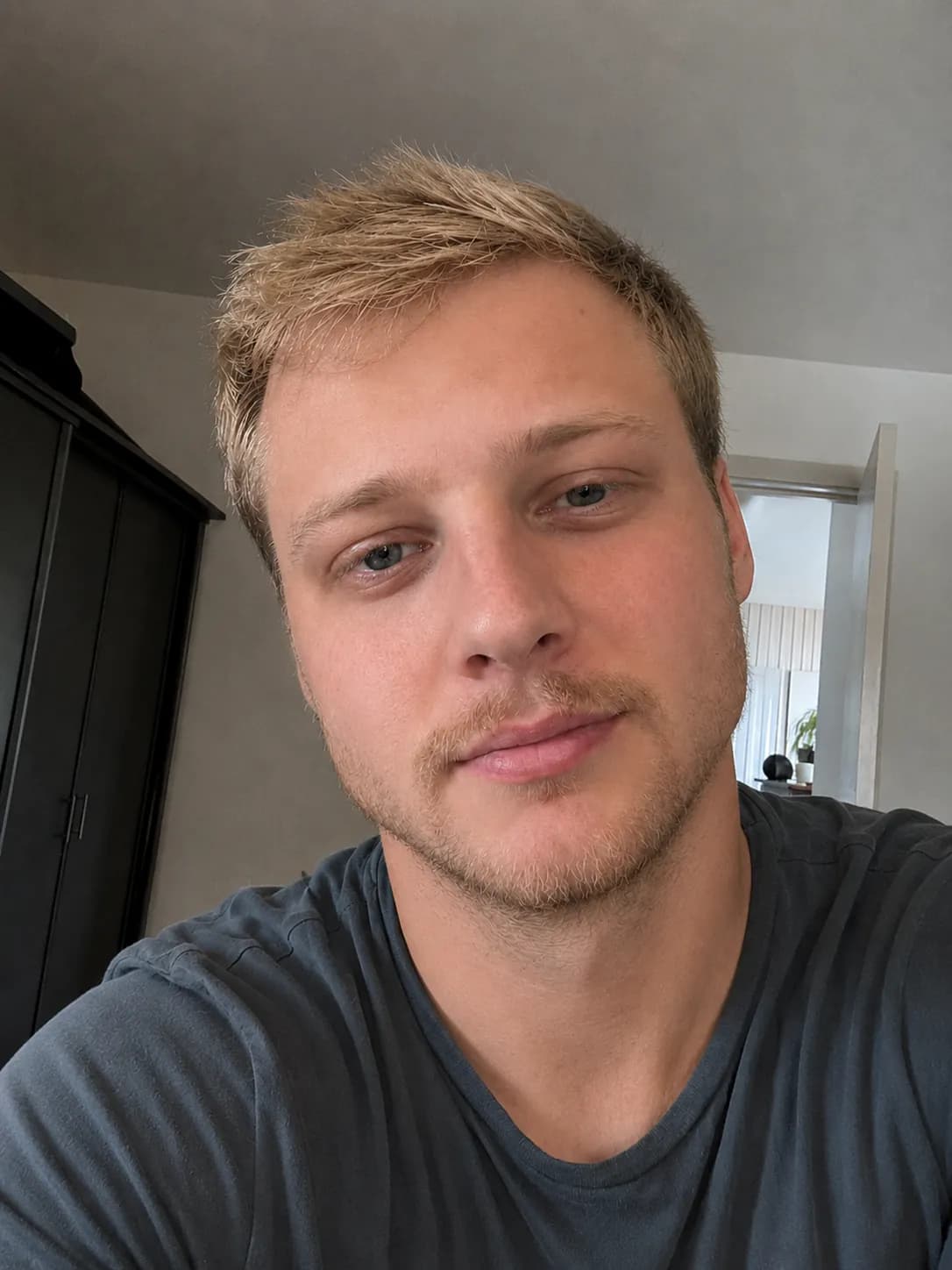 Théo, 24, après (simulation)